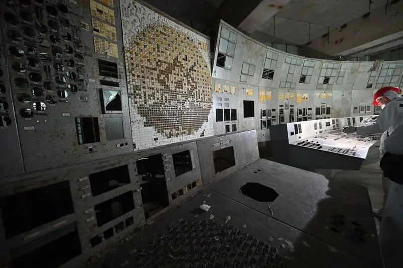 El hombre con "el trabajo más peligroso del mundo": recorre el laberinto radioactivo bajo el reactor de Chernóbil