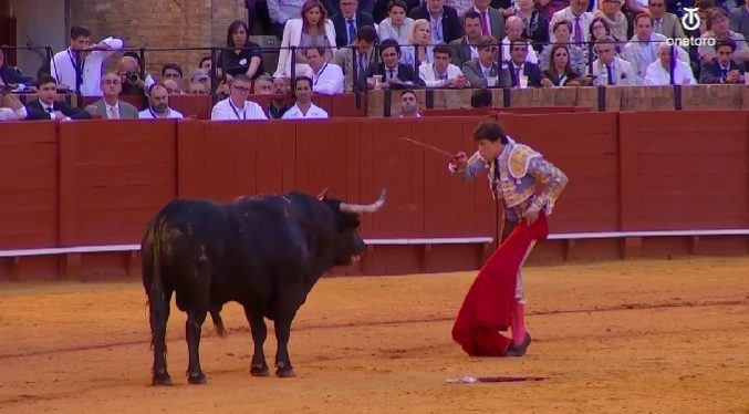 El torero Roca Rey pasa la noche en la UCI de un hospital de Sevilla tras una cornada muy grave