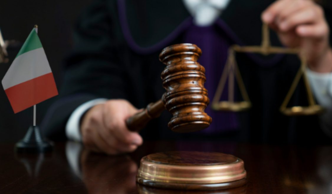 Más de 24 años de cárcel para joven italiana que mató y enterró en el jardín a dos bebés