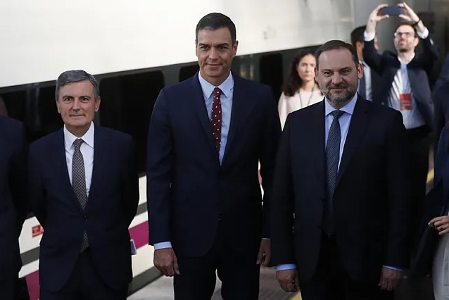 Los "whatsapps" del Gobierno sobre el rescate de Plus Ultra: "Hay que revertir el acuerdo, la Sepi está fuera de control"