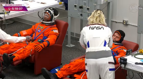 Astronautas de Artemis II se colocaron sus trajes espaciales para el despegue