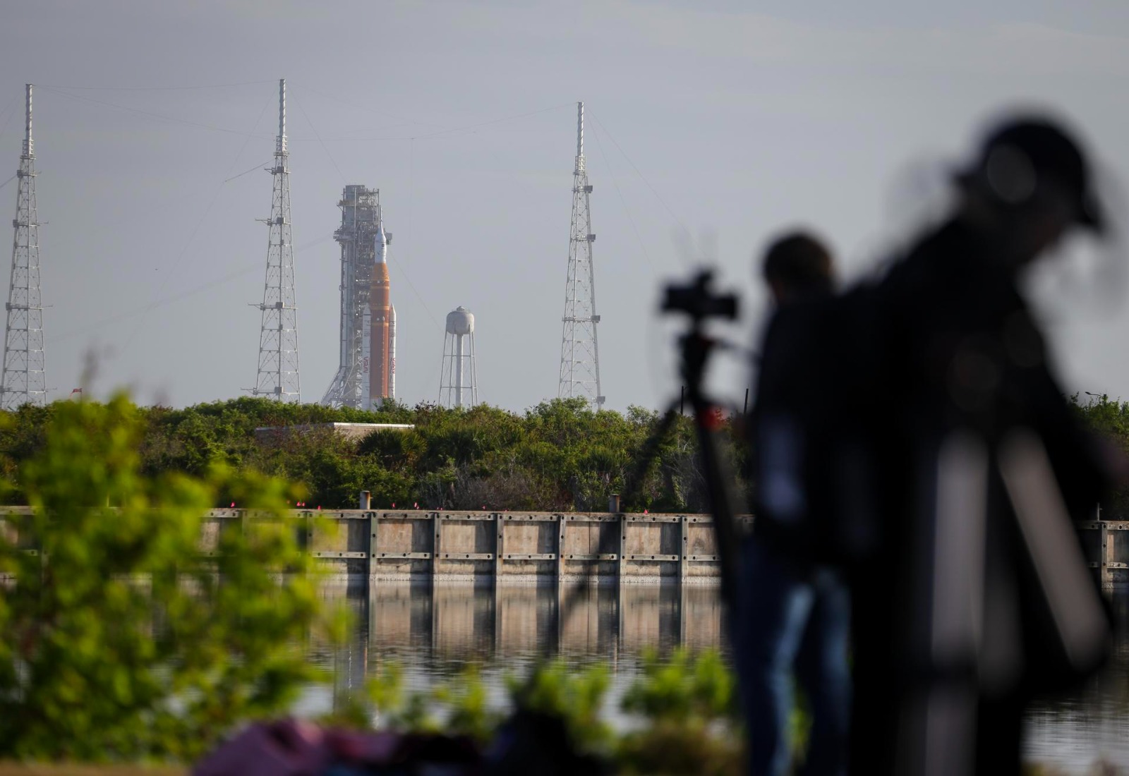 La Nasa indaga un problema de batería en Artemis II mientras el clima mejora al 90 %