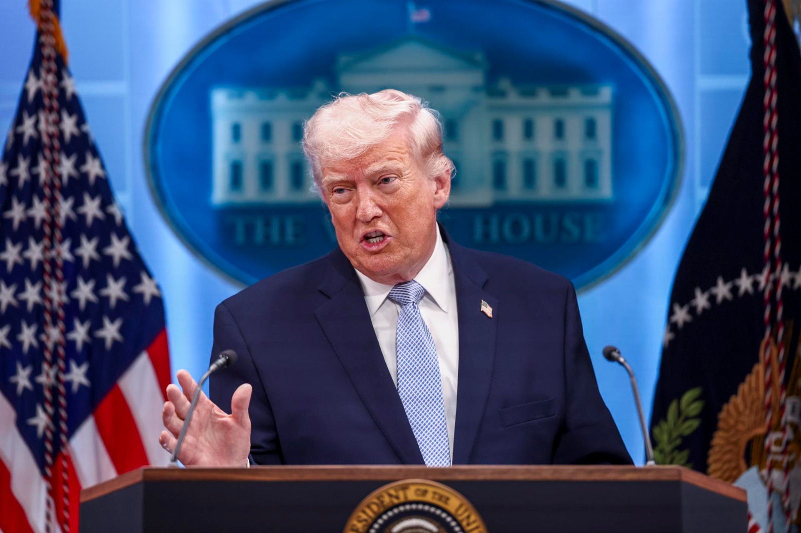 Trump confirmó que está en "negociaciones intensas" con Irán a cuatro horas del plazo