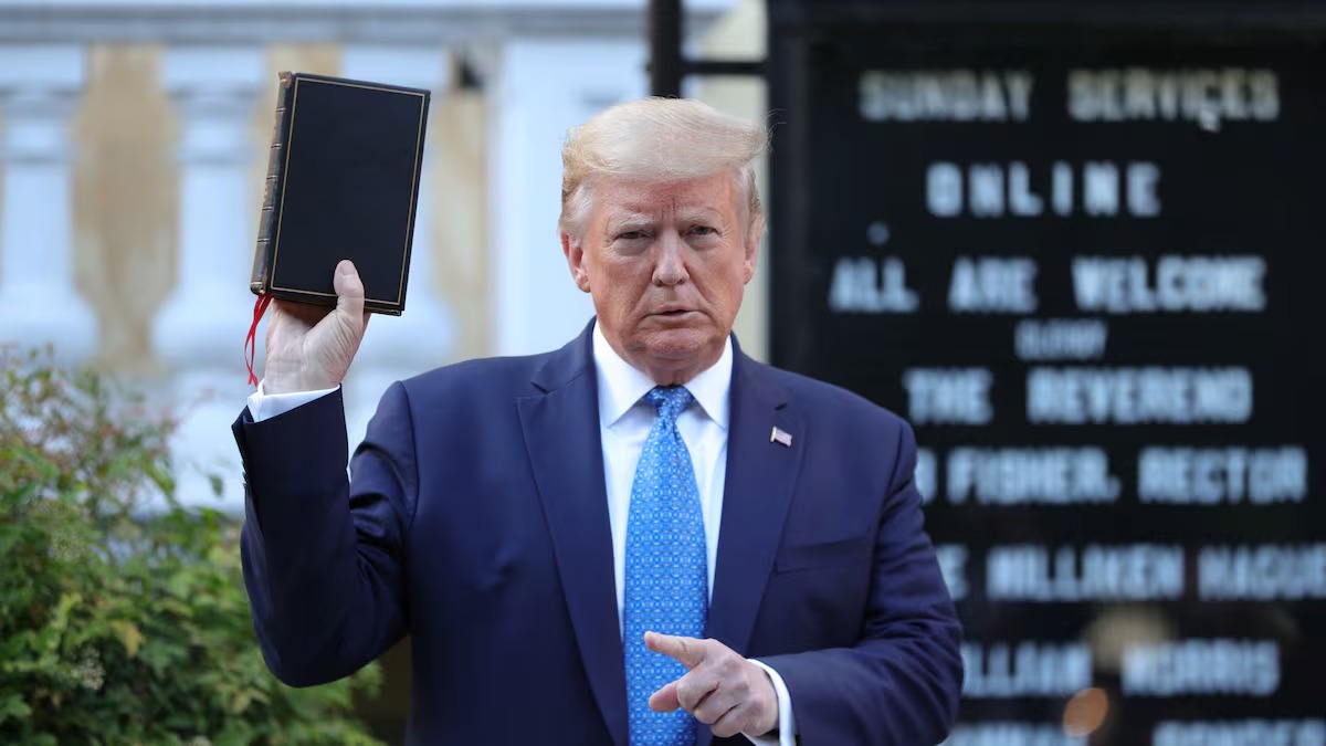 Por qué Trump leyó un fragmento de la Biblia, en medio de tensiones con los cristianos de EEUU