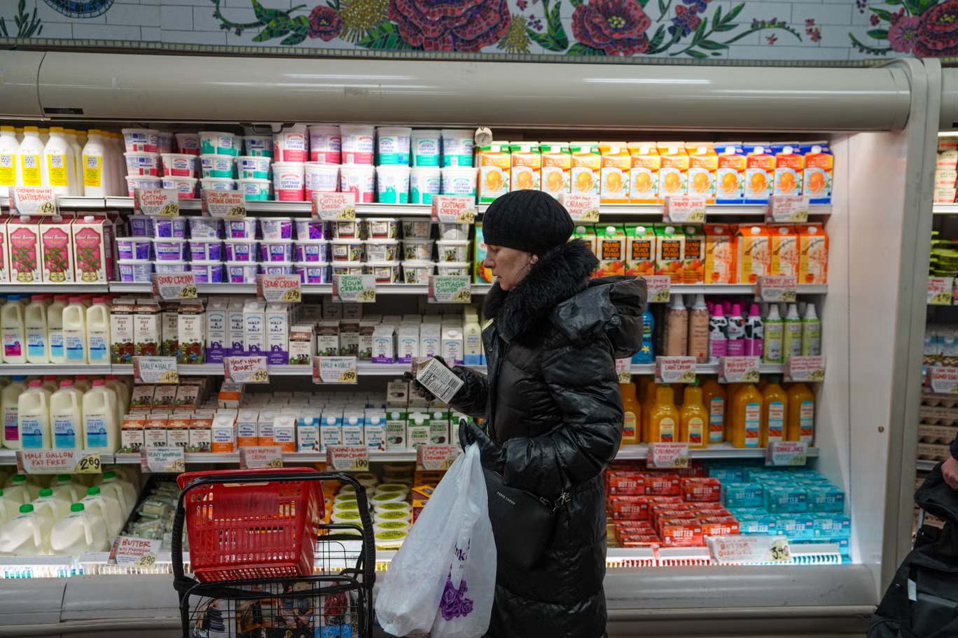 Demandó a famosa cadena de supermercados en EEUU por tragarse la punta de un guante en un jugo
