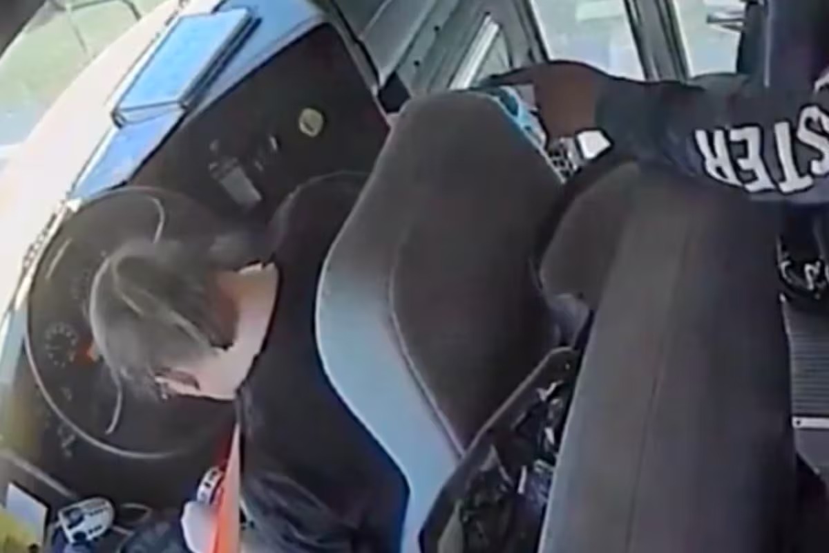 El heroico accionar de estudiantes al ver que conductora de autobús se desmayó en Misisipi