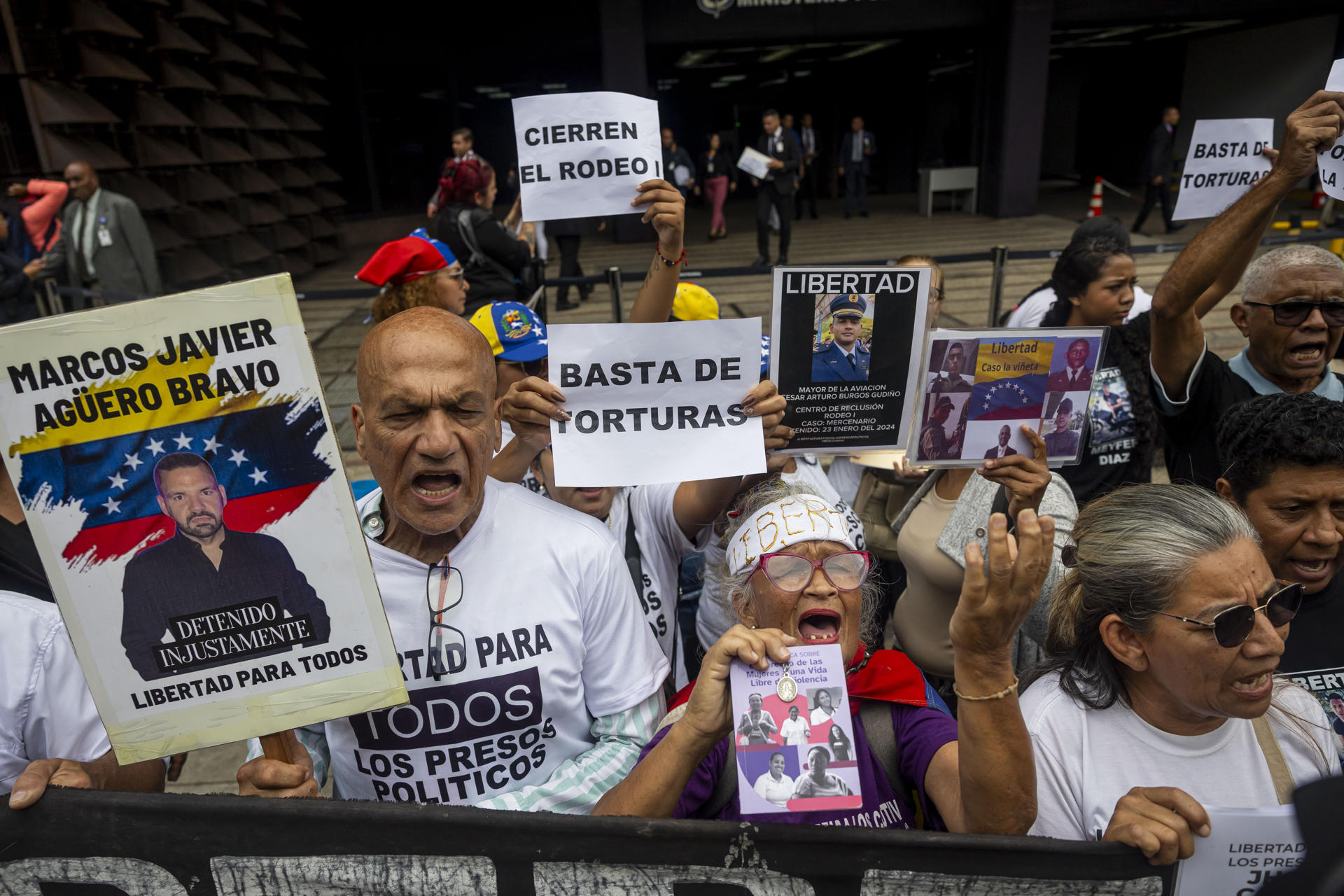 Ministerio Público recibió a familias de presos políticos de El Rodeo I y prometió "garantías judiciales"