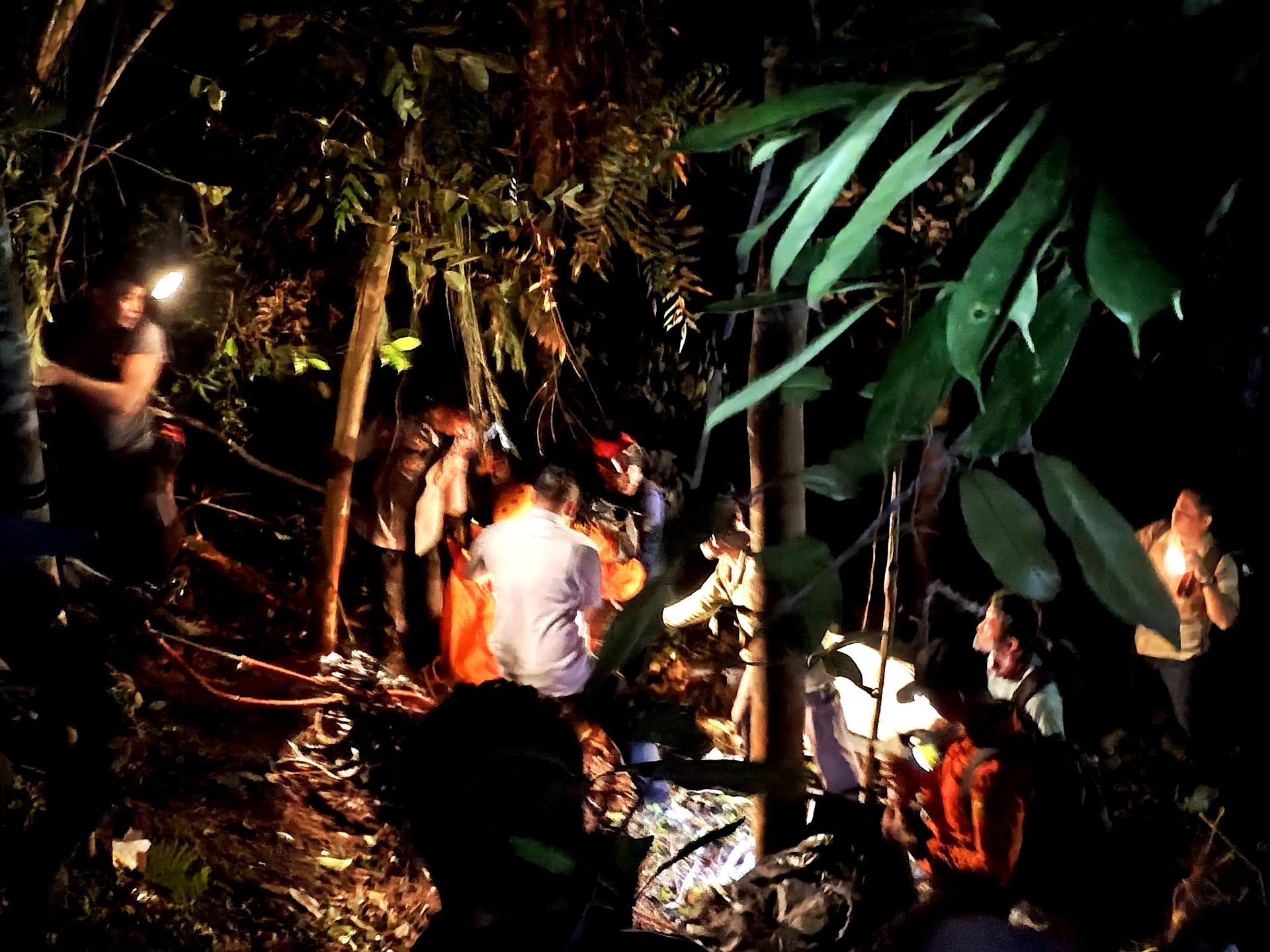 Indonesia halla los cadáveres de ocho personas tras un accidente de helicóptero