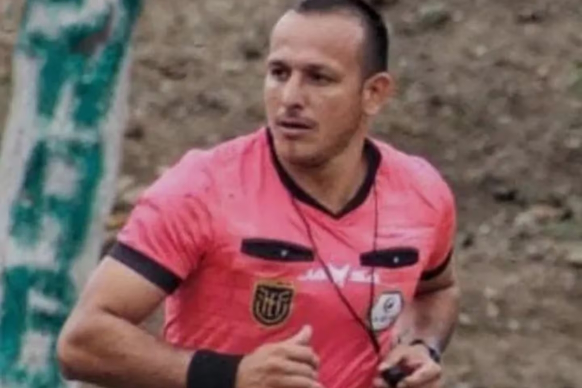 Conmoción en el fútbol: acribillaron a balazos a un árbitro en medio de un partido (VIDEO)