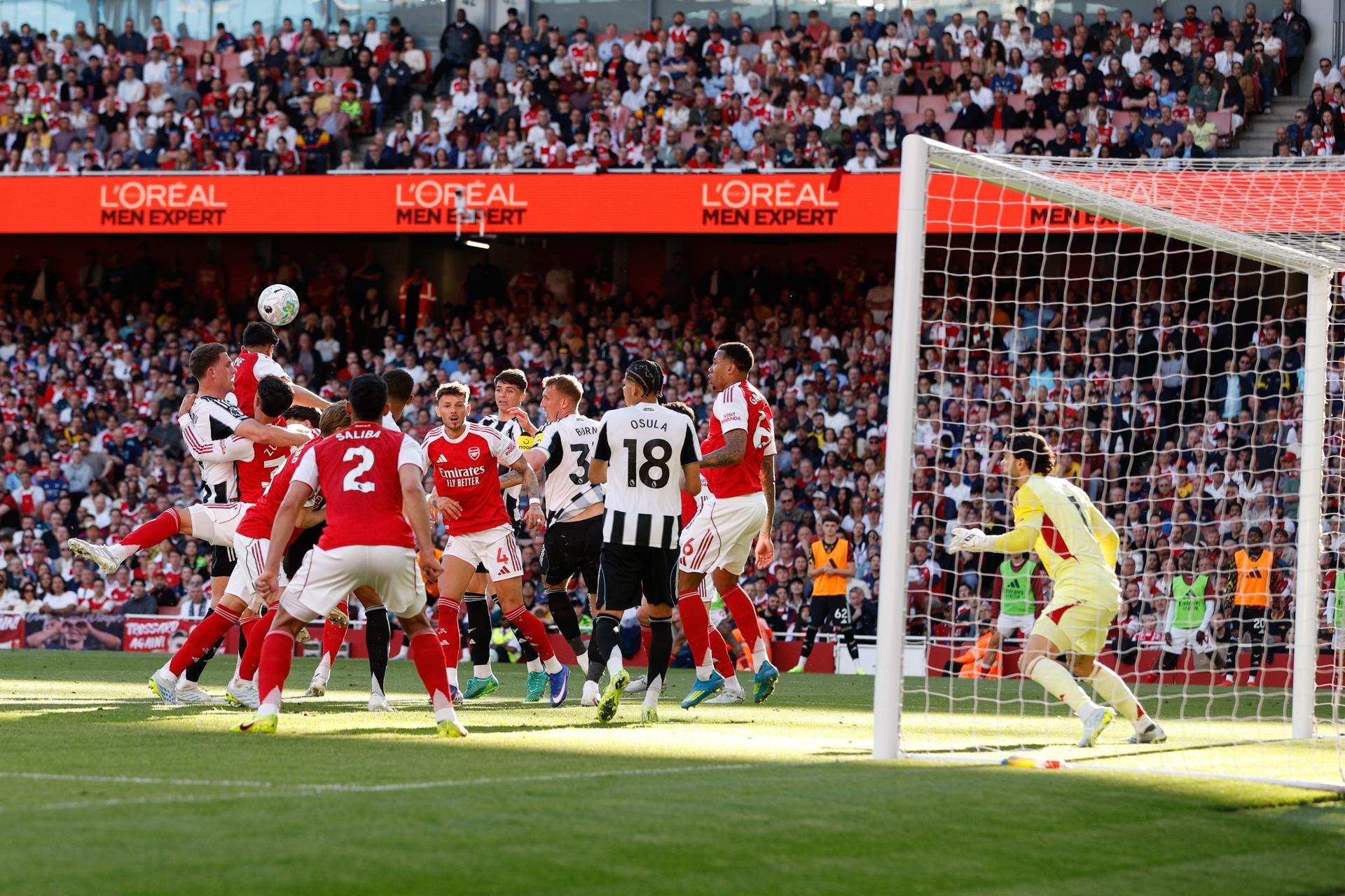 El Arsenal hizo los deberes frente al Newcastle para mantener el acecho a la cima de la Premier League