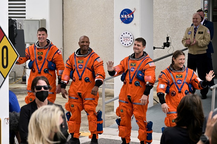 El verdadero motivo por el que los astronautas de Artemis II usan trajes naranjas y no blancos