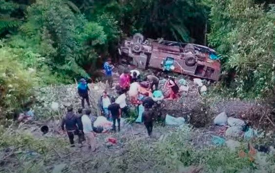ACCIDENTE BOLIVIA: BUS CAE POR BARRANCO