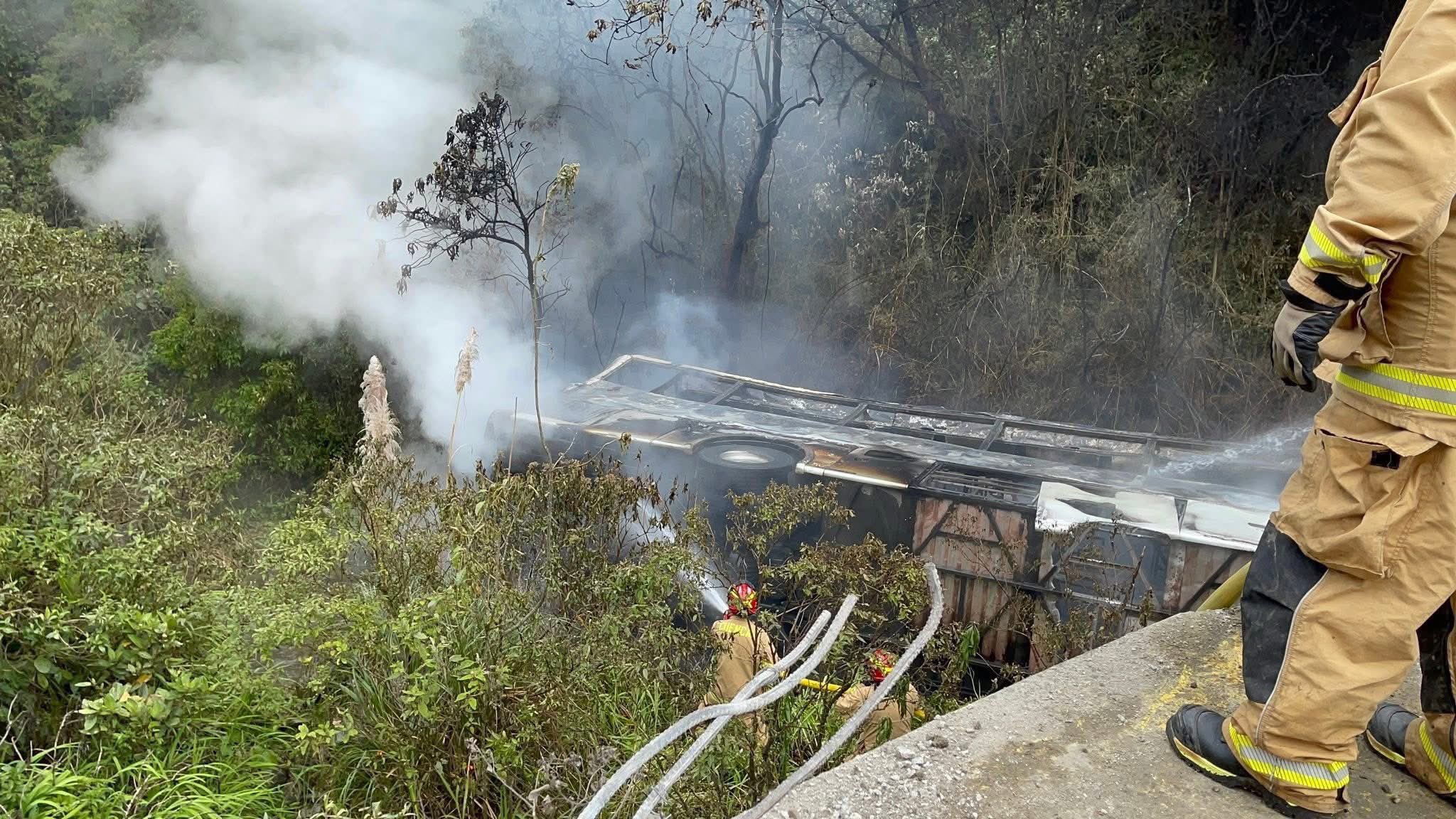 Tragedia en Ecuador: Al menos 11 muertos y 20 heridos al caerse autobús por un barranco e incendiarse