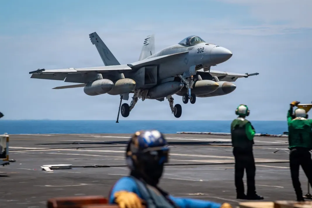 Los aviones de combate que operan desde el USS Nimitz en su circunnavegación por Sudamérica
