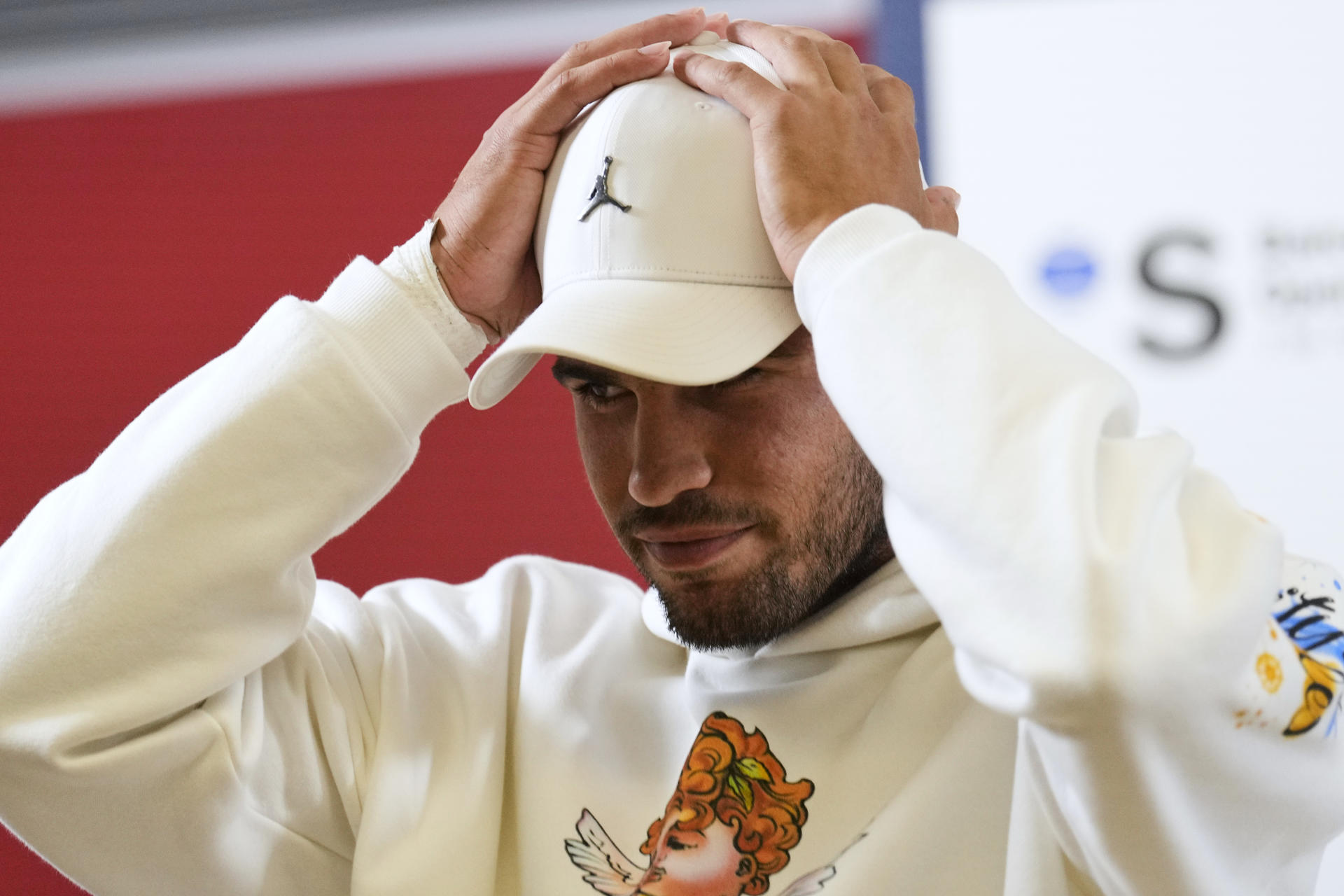 Carlos Alcaraz será baja en Roland Garros por molestias en la muñeca