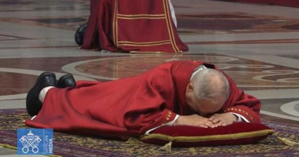 Papa León XIV reza tendido en el suelo de la basílica vaticana por la Pasión de Cristo