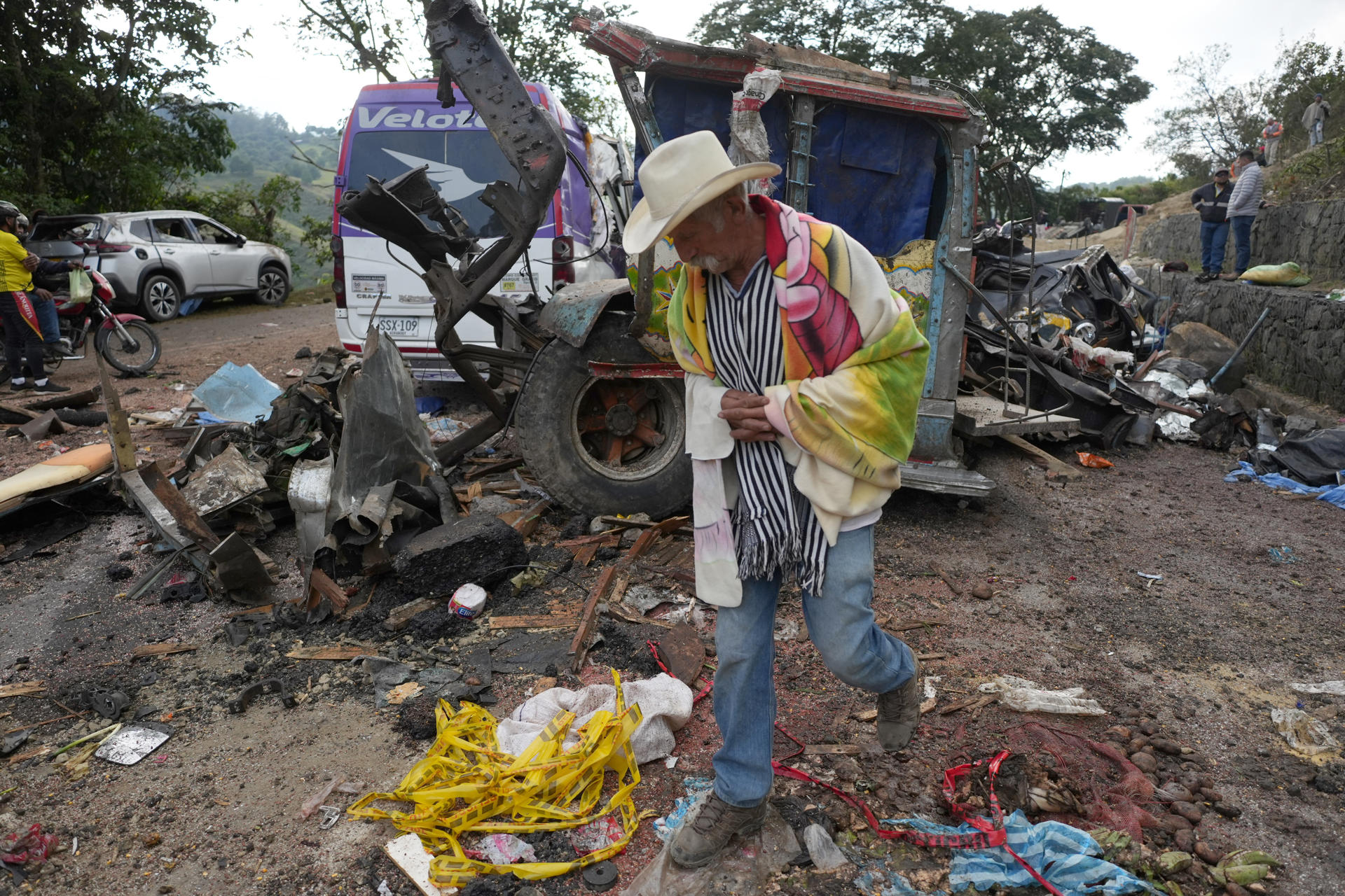 Familiares buscan explicaciones entre restos por atentado terrorista en la Vía Panamericana en Colombia