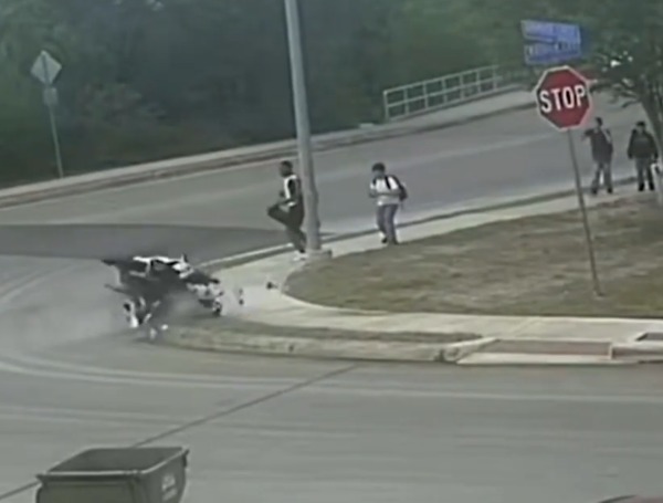 VIDEO: El momento en que una moto chocó y explotó frente a un grupo de niños en Texas