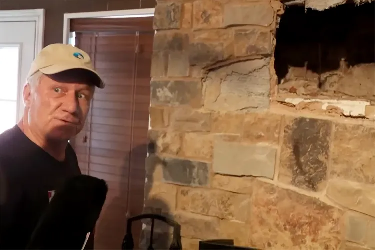 Sorpresa en Texas: Pensaron que era un mapache atascado en su chimenea, pero descubrieron lo peor