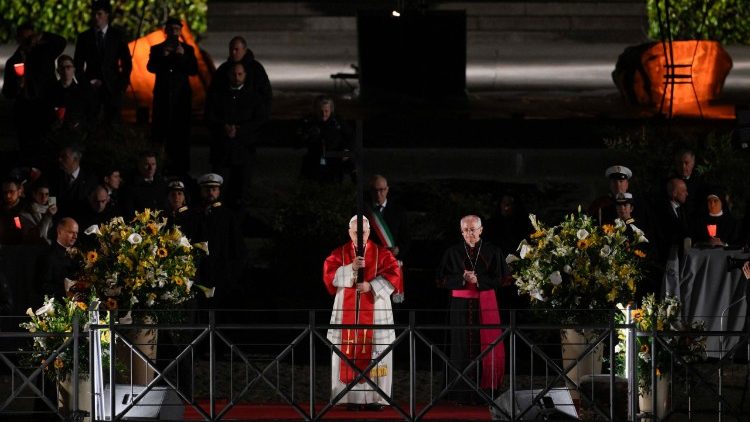 Papa León XIV recupera la tradición de portar la cruz en multitudinario viacrucis en el Coliseo (VIDEO)