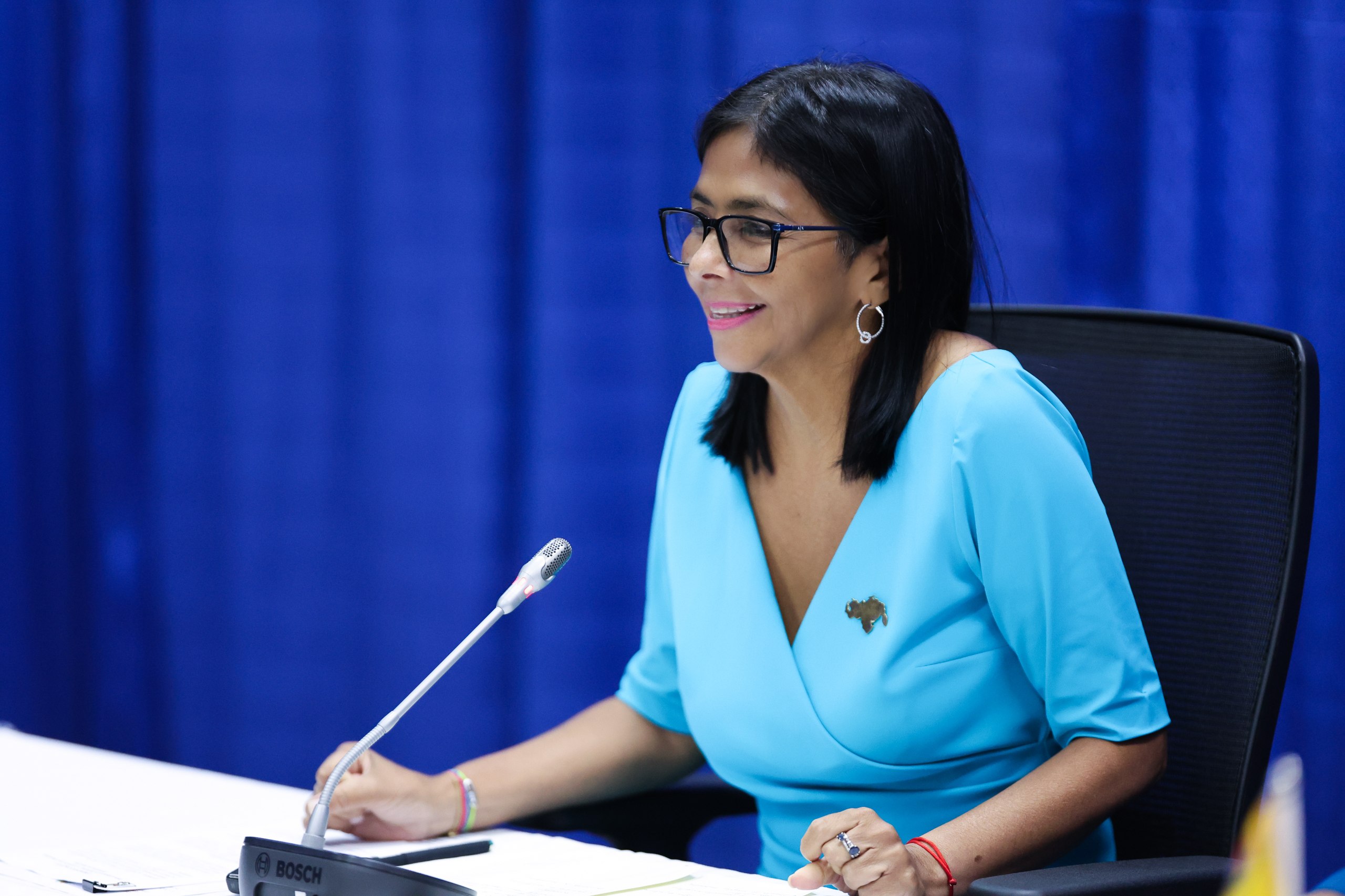 Un broche que usó Delcy Rodríguez en su visita por Barbados desató la ira de Guyana