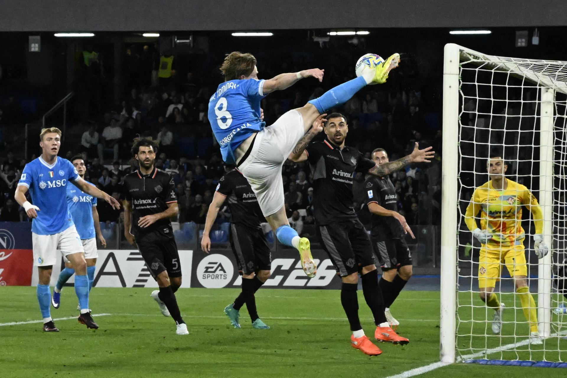 Napoli arrolló al Cremonese y retrasó la celebración del 