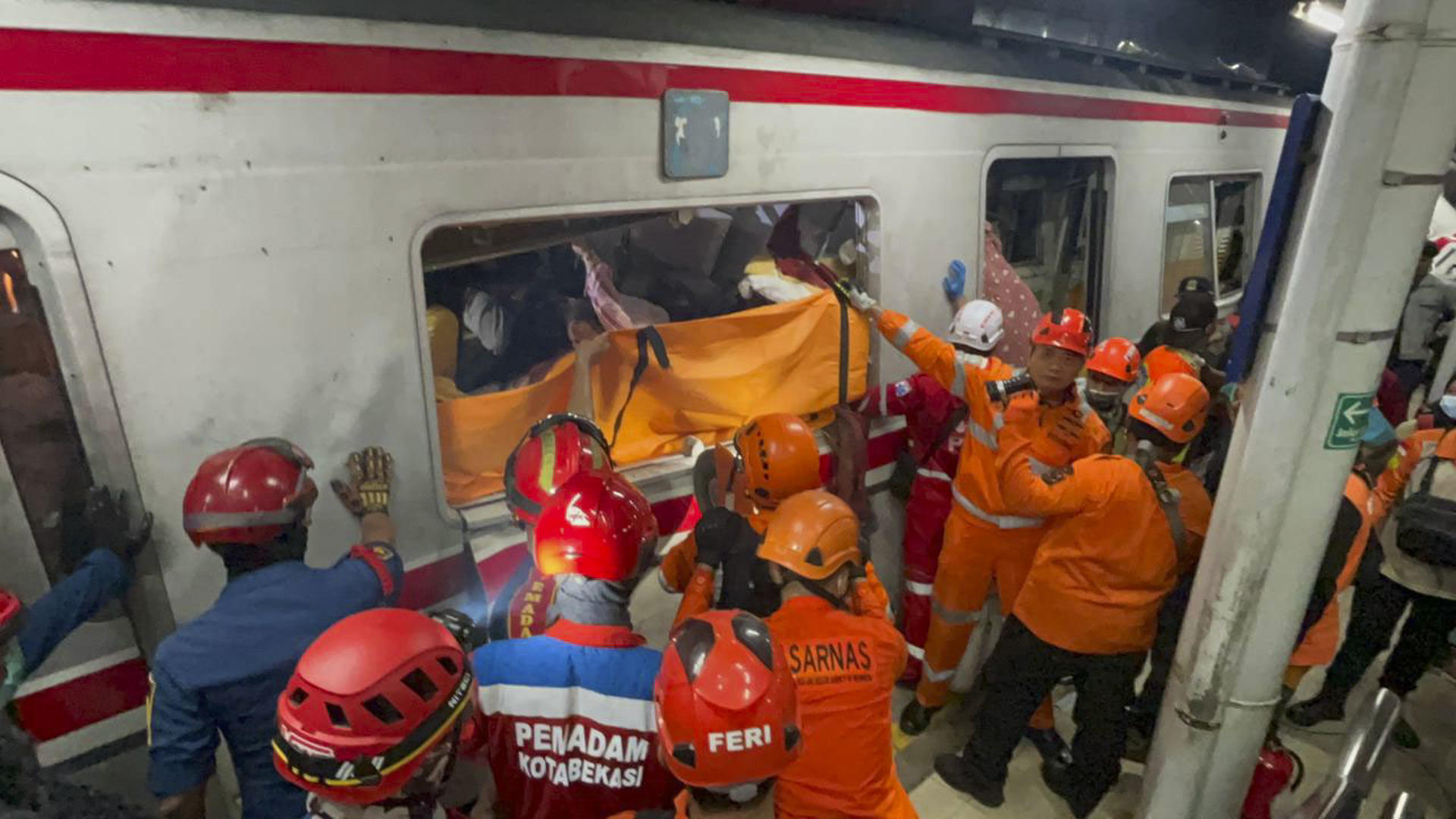 Sube a 16 la cifra de víctimas mortales en el choque de trenes de Indonesia, todas mujeres
