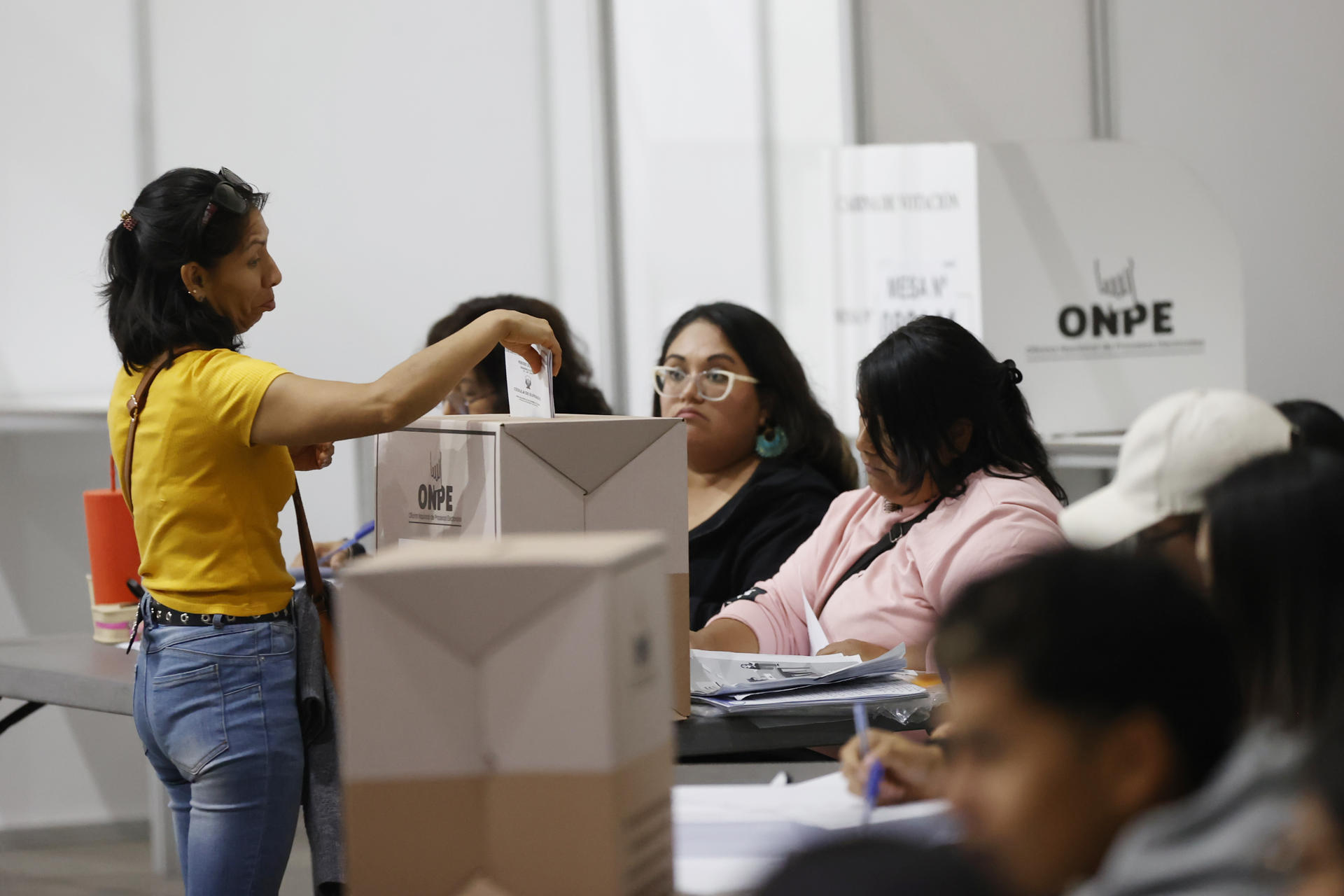 Cerraron los centros de votación en Perú e iniciaron un escrutinio que se prevé largo y lento