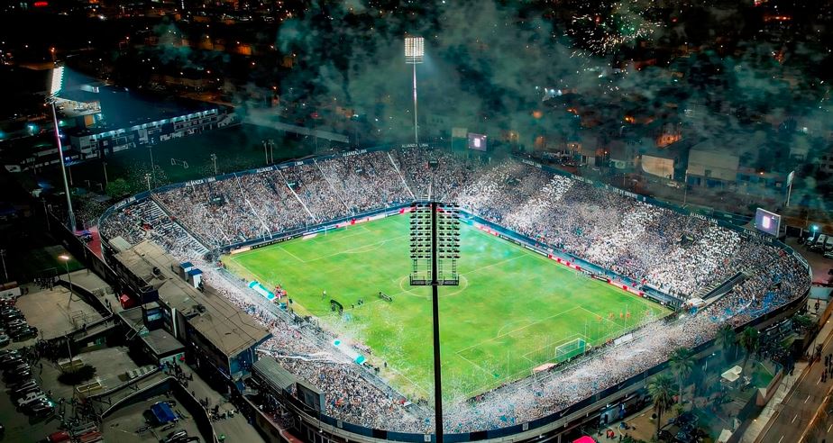 Trágico accidente durante banderazo de hinchas en estadio de Perú: Al menos 60 heridos y un muerto (VIDEO)