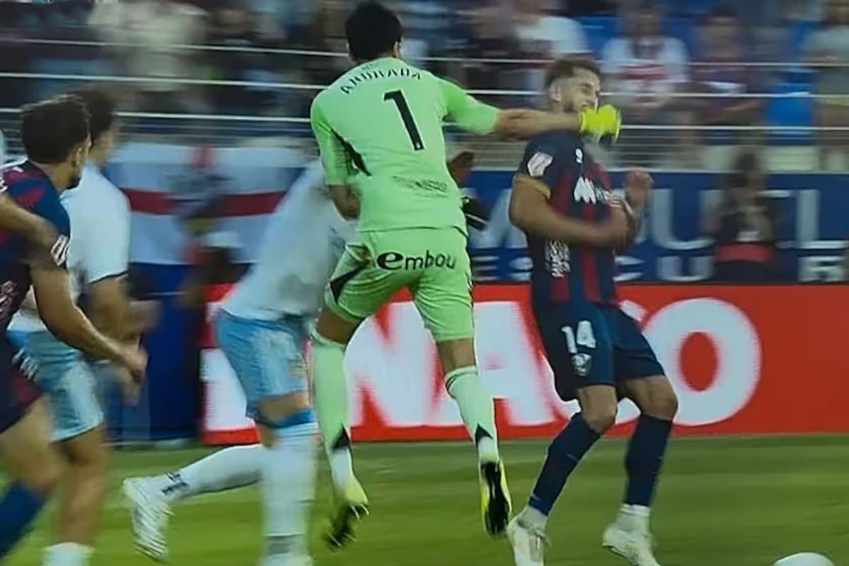 Un portero enloqueció y le dio un salvaje puñetazo a un rival en un final escandaloso en España (VIDEO)