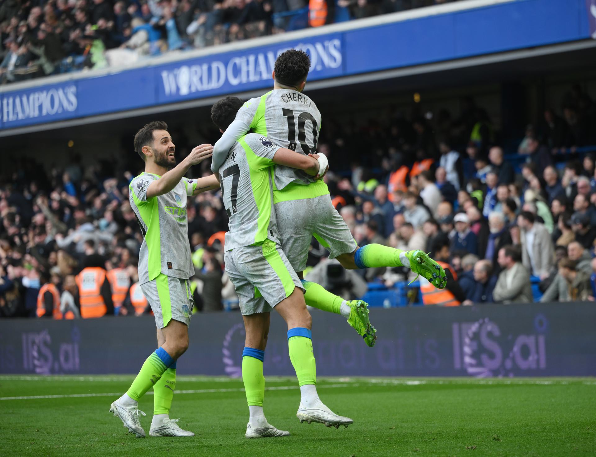 Manchester City aplastó al Chelsea y apretó la pelea por la Premier League