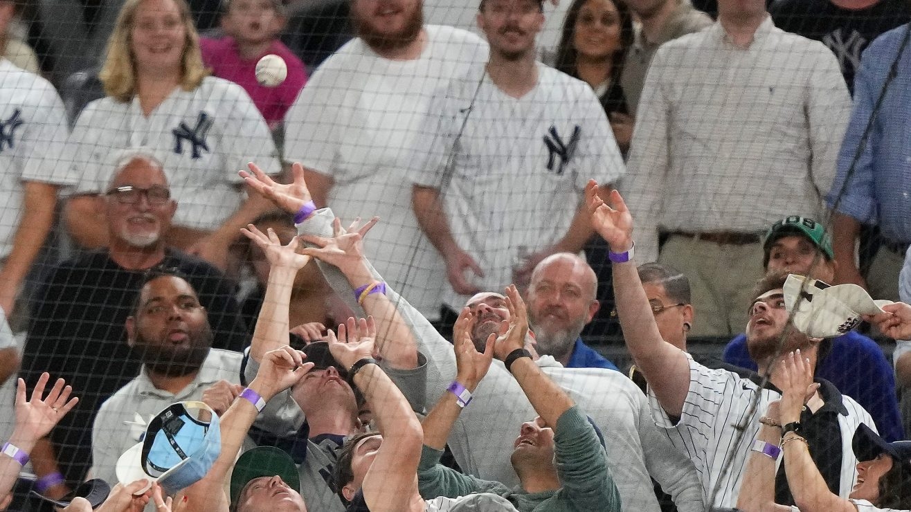 VIDEO: La brutal paliza que recibió un fanático de los Yankees en pleno partido