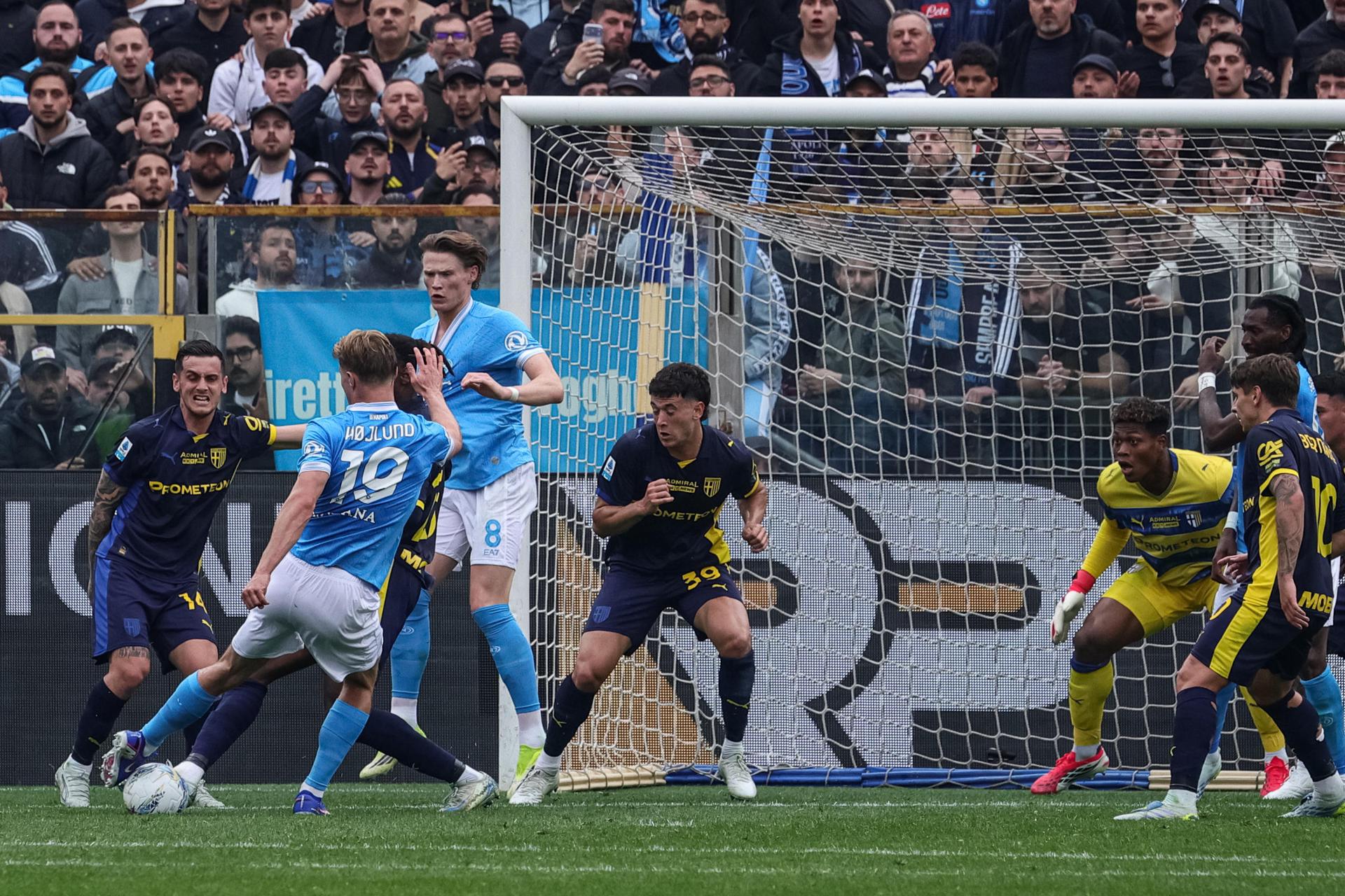 Napoli tropezó ante Parma y desperdició la oportunidad de acercarse a Inter