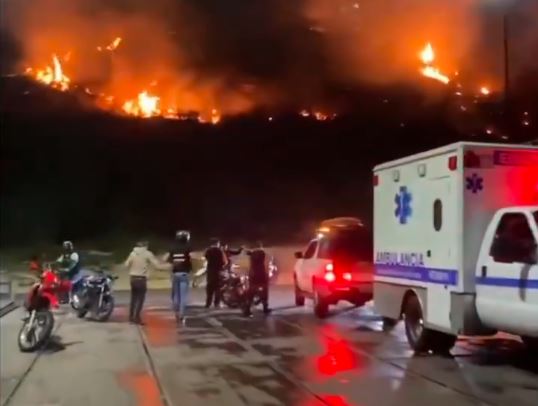 Voraz incendio forestal en Los Teques se propagó rápidamente y puso en riesgo zonas pobladas (VIDEO)