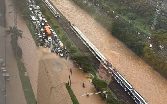 Emergencia en Medellín tras desbordamiento de quebradas por las fuertes lluvias (VIDEOS)