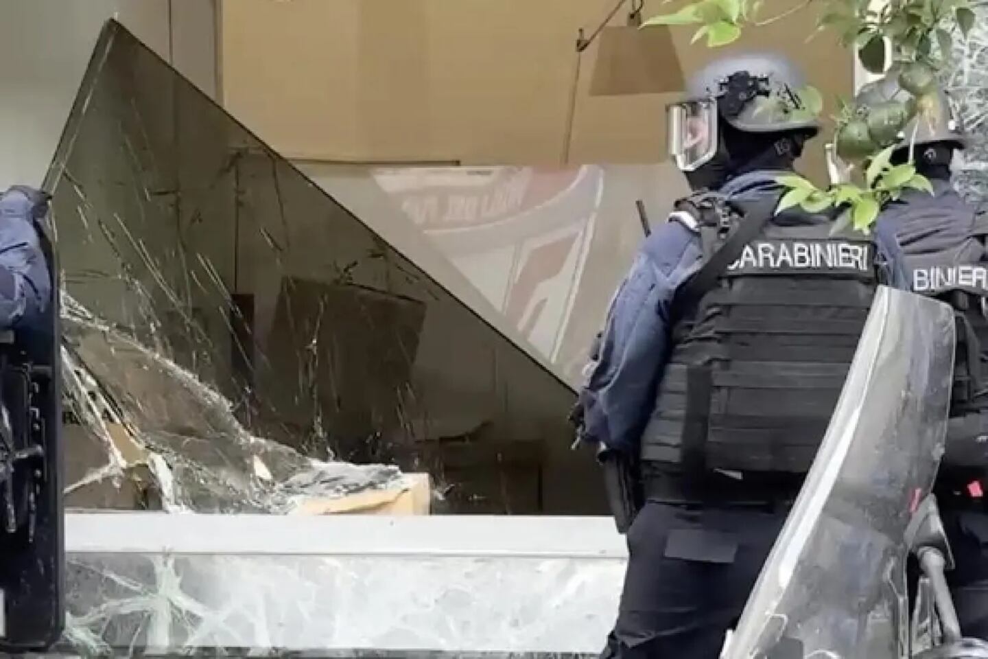 Golpe bancario: Ladrones tomaron 25 rehenes, vaciaron las cajas de seguridad y escaparon por la alcantarilla