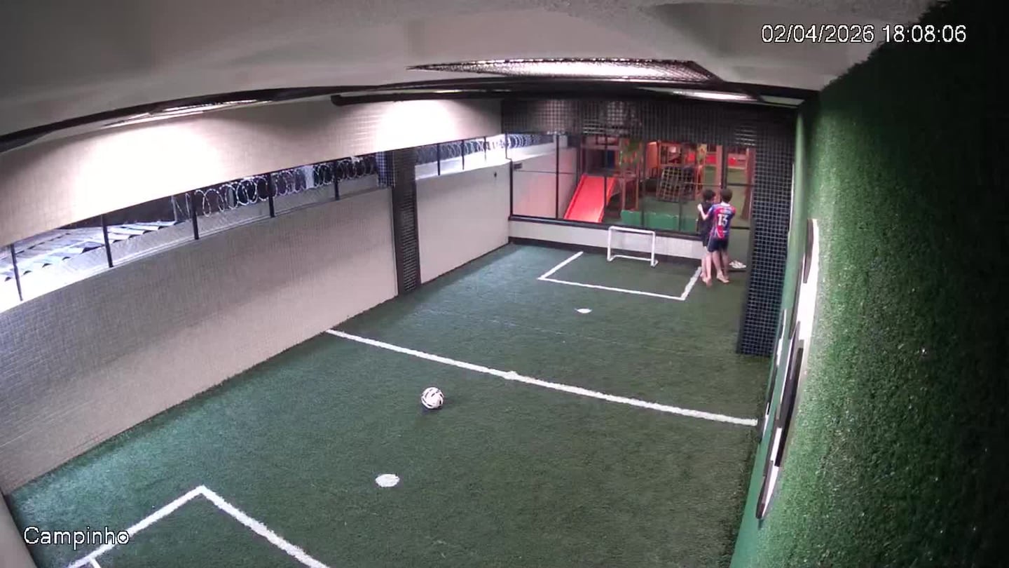 Imágenes sensibles: joven recibió una descarga eléctrica en una cancha de fútbol y la reacción de su amigo lo salvó