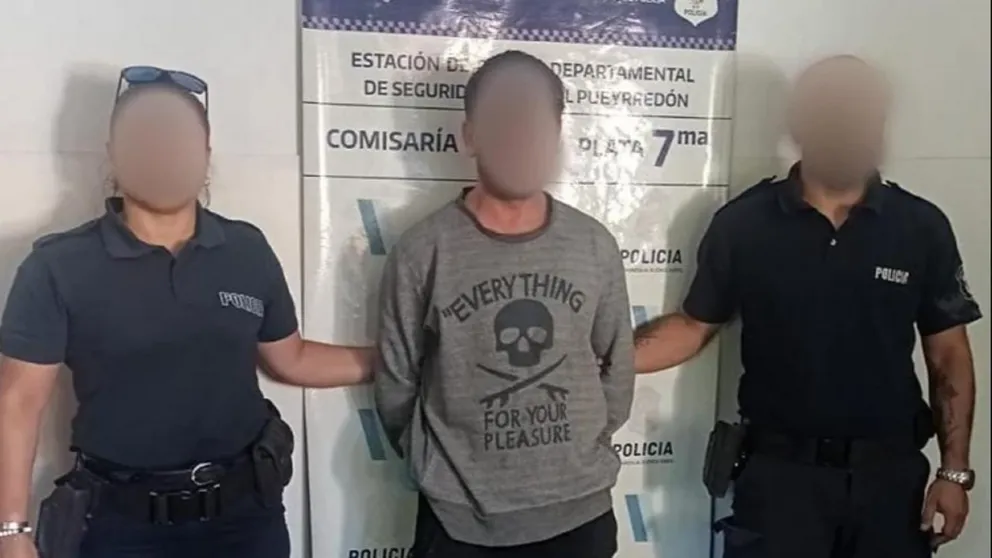 Una mujer reconoció al ladrón que le robó, lo molió a golpes y lo entregó