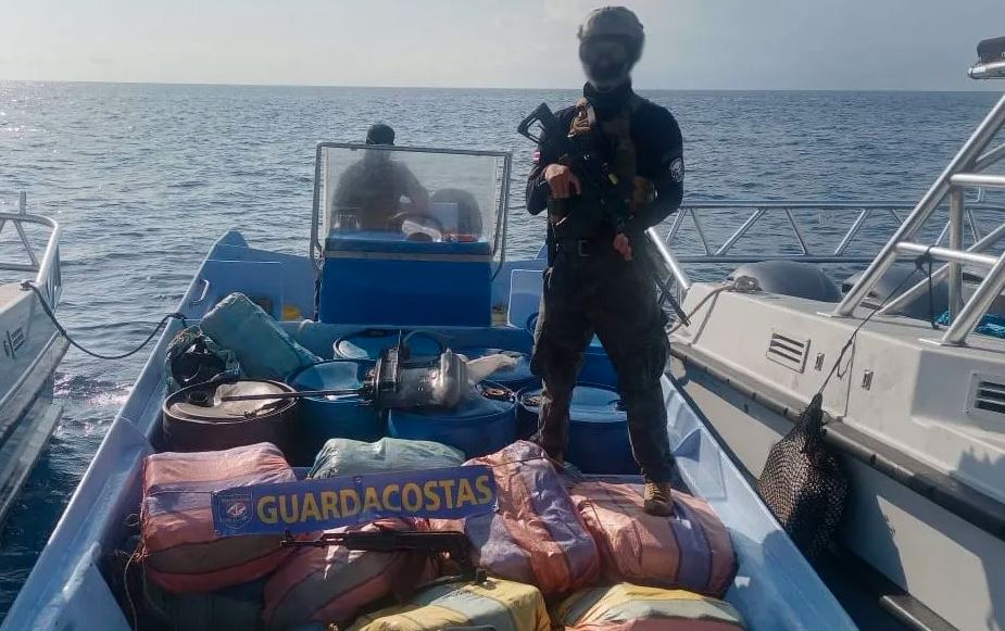 Costa Rica interceptó narcolancha con 1,9 toneladas de droga con apoyo aéreo de EEUU en el Pacífico