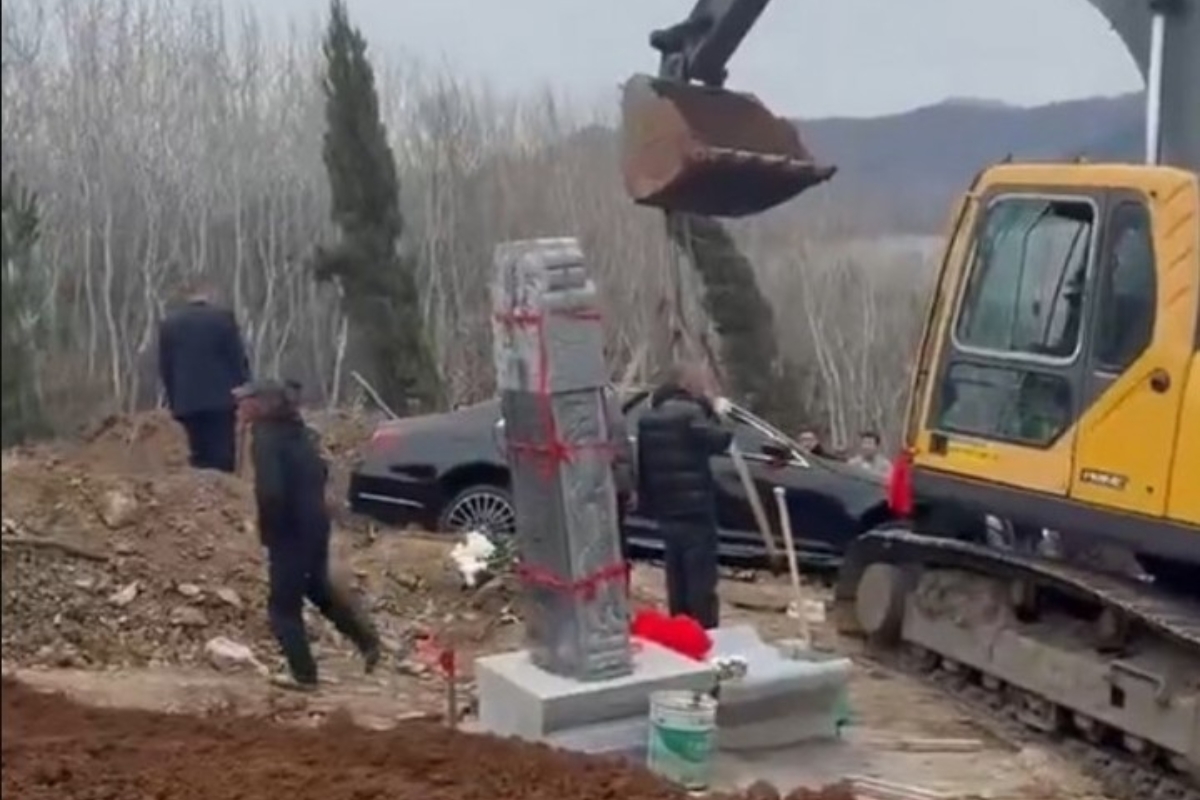 VIDEO: Enterraron un Mercedes junto a la tumba de un hombre fallecido