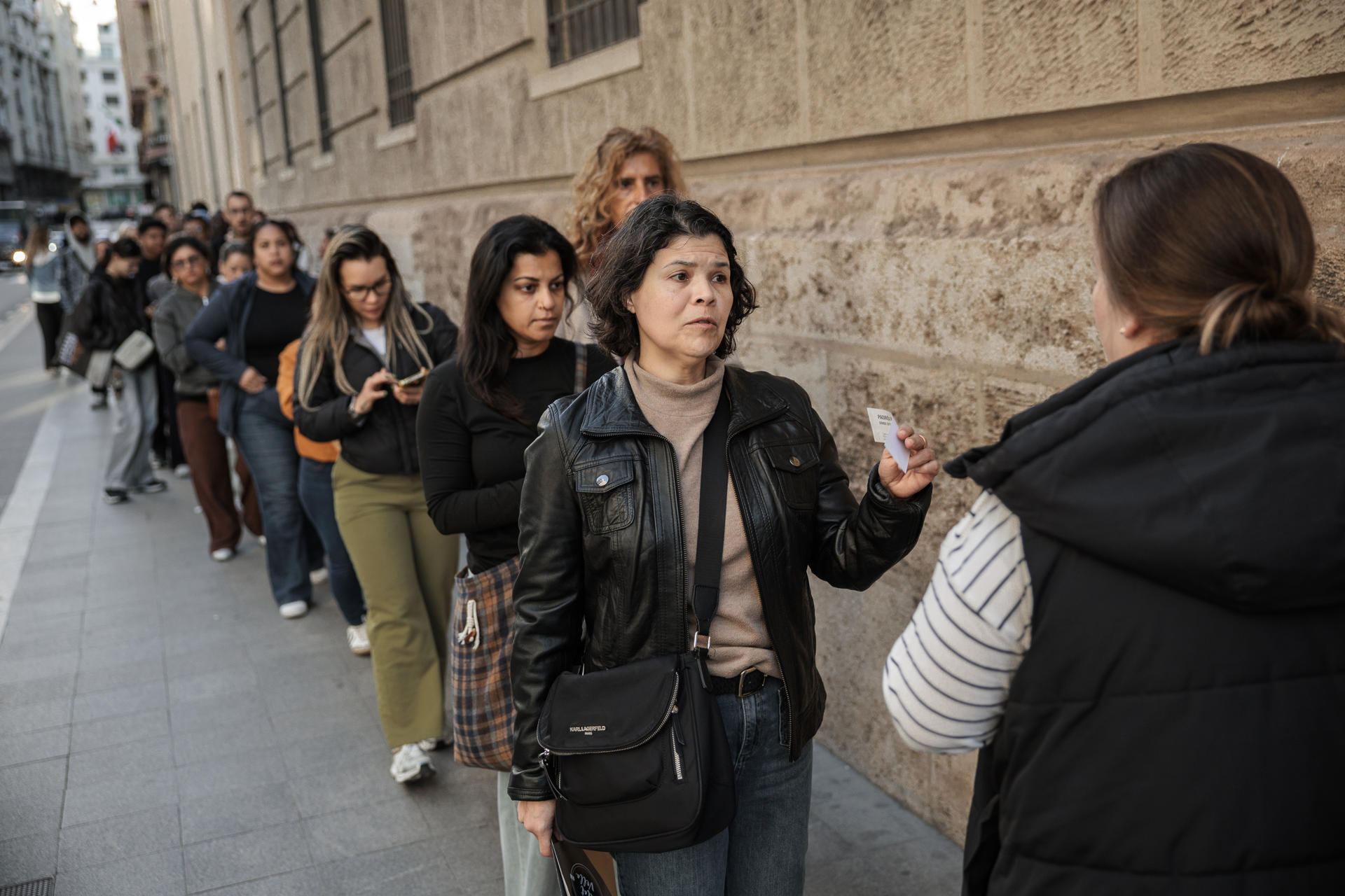 Primer día del proceso de regularización de migrantes en España: dudas, esperas e ilusión