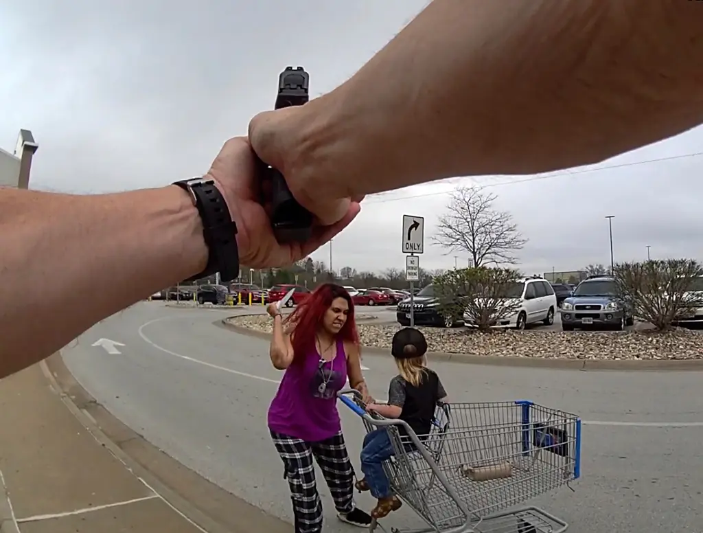 “¡Suelta el cuchillo!”: El impactante VIDEO de la policía abatiendo a mujer que atacó a un niño en Nebraska