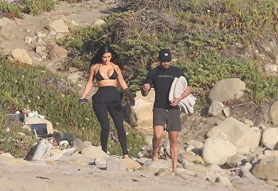 Kim Kardashian y Lewis Hamilton fueron vistos manoseándose en exceso durante cita playera (FOTOS)