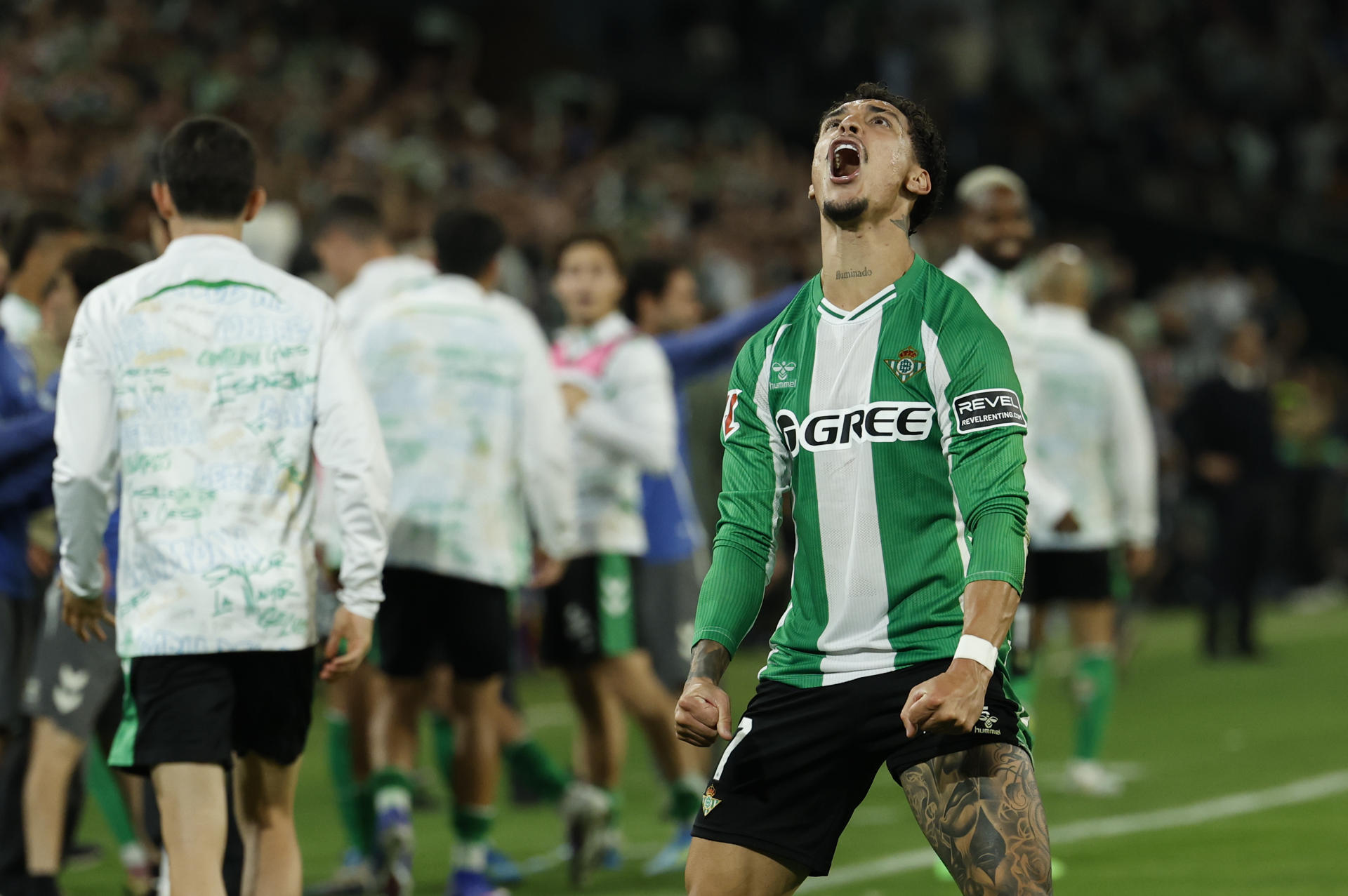 El Betis le arrebató una victoria sobre la hora al Madrid y pone LaLiga servida al Barcelona