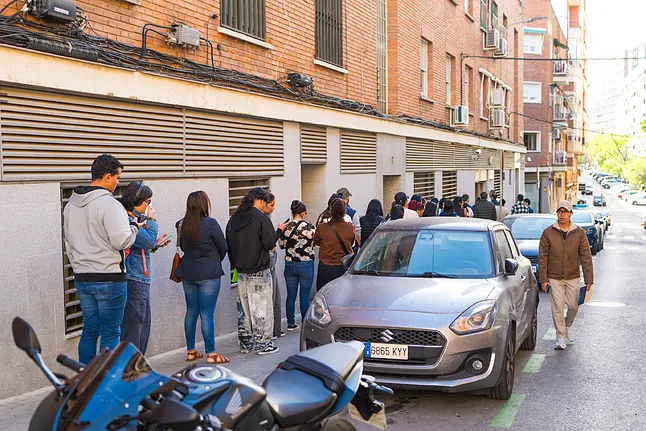 Los problemas para lograr la documentación marcan el inicio de la regularización de los 500 mil inmigrantes en España