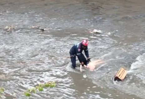 Bomberos extrajeron del río Guaire el cadáver de una mujer sin vestimenta ni documentos de identificación