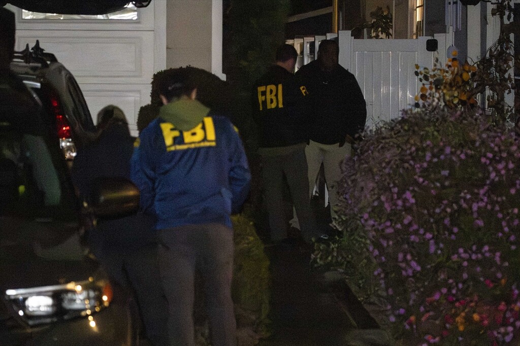 Acordonan la casa del detenido tras el tiroteo en la cena a la que asistía Trump (FOTOS)