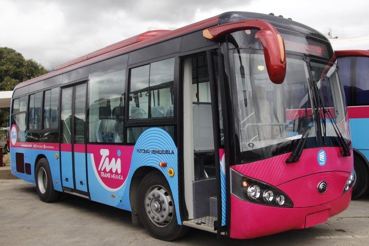 Autobús de Transmiranda se incendió en plena carretera Panamericana y paralizó el tránsito (VIDEOS)