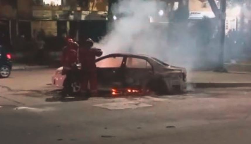 Incendio de un carro evidenció crisis en el cuerpo de bomberos de Caracas para atender emergencias con sus equipos (VIDEOS)