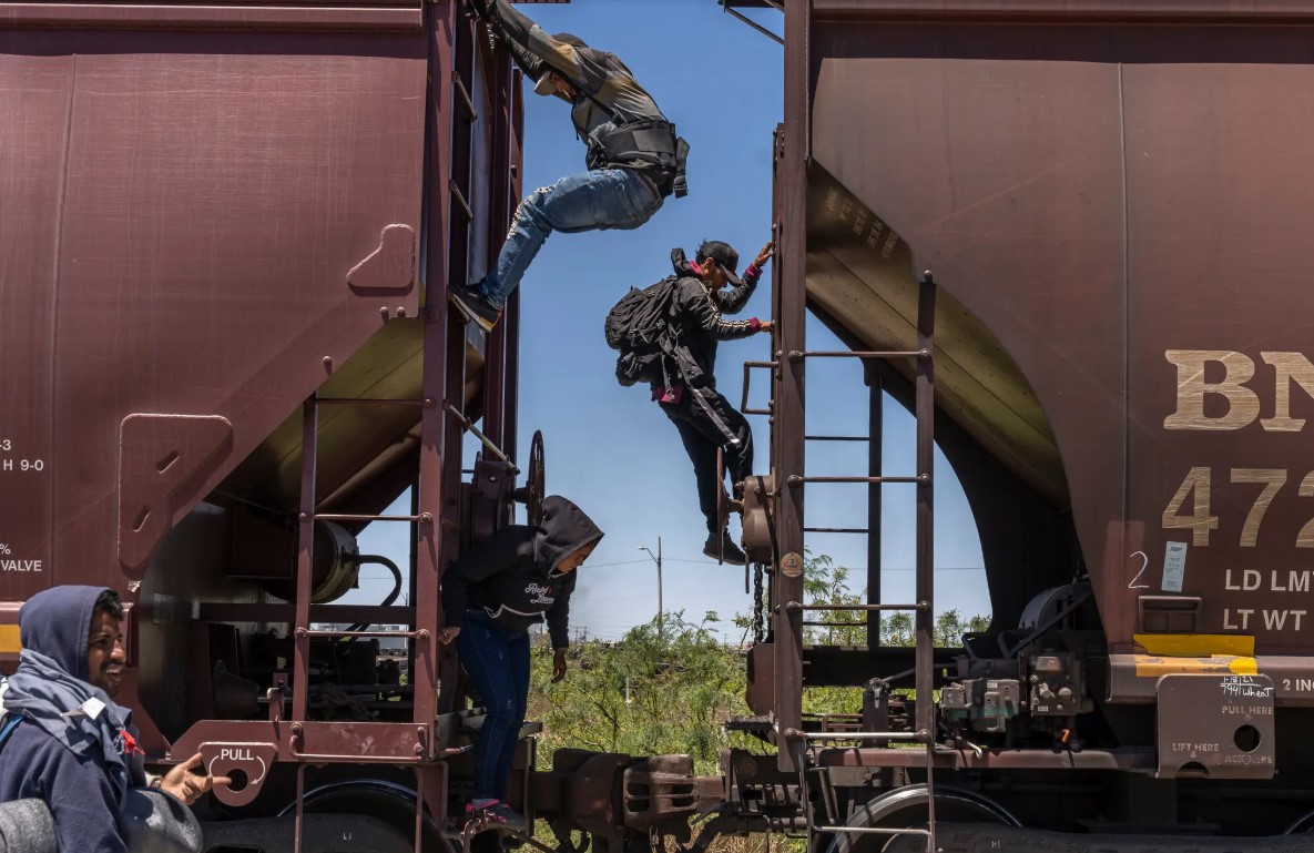 NYT: Muchos venezolanos quieren irse de EEUU, pero no consiguen pasaportes